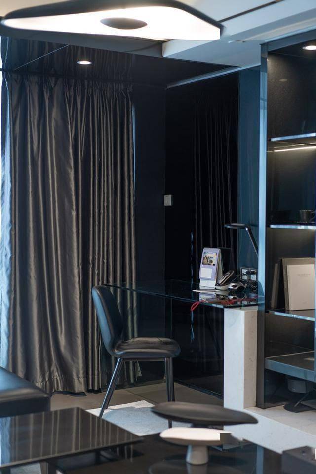 这家酒店只有一间这样黑色主题的房间,就被我预定到了,因为他是跟一个