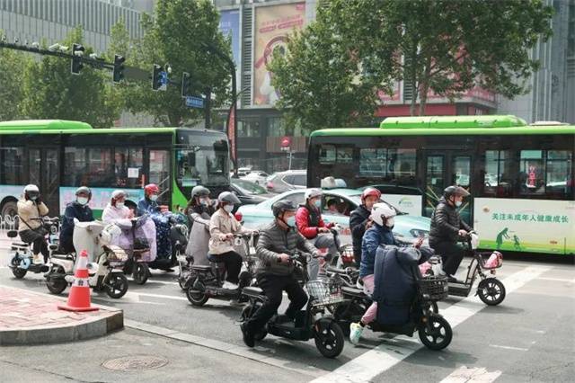 点赞！市区安全头盔佩戴率超90%，成街头最靓丽风景