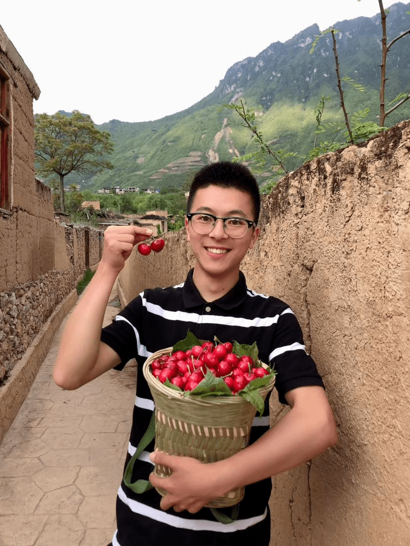 汶川地震14年后,那个小男孩终于红了_王光强_母亲_牛肉干