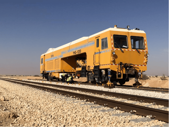 沙特铁路项目焊轨车正在焊轨自2014年进入沙特市场以来,办事处以经营