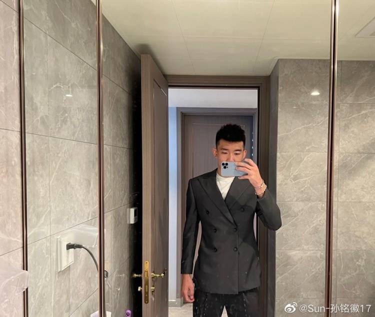 西装帅哥孙铭徽发博晒自拍照早上好