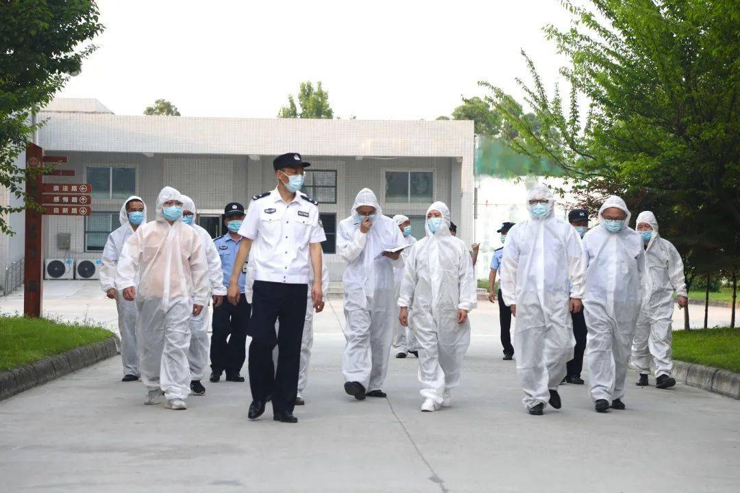 落實省局關於疫情防控電視電話會議精神,近日,德陽監獄會同阿壩監獄