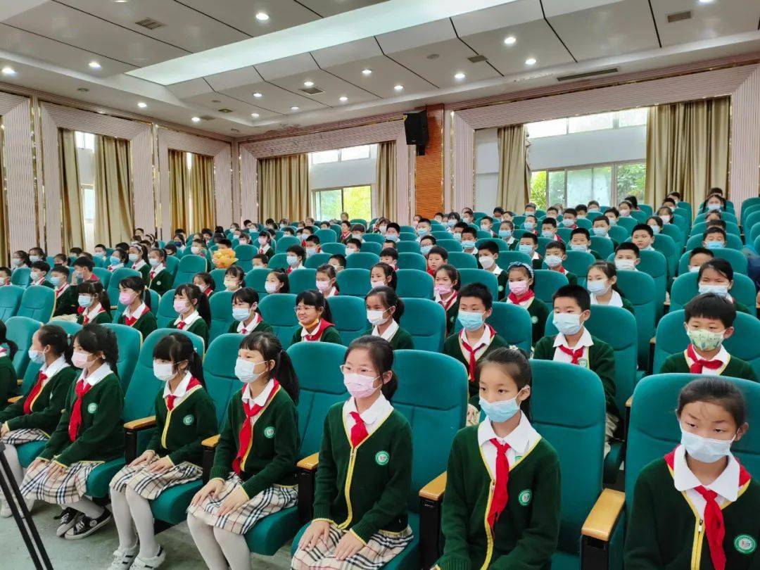 今天在浏阳奎文实验小学这一幕很动人