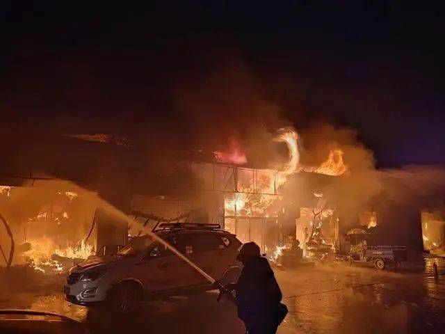 广东清远市佛冈县石角镇振兴中路207号商铺发生火灾,造成5人死亡