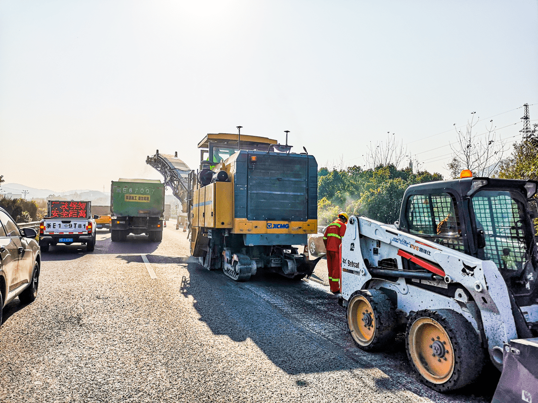 配套精铣刨鼓的方式对路面进行微处理,由于该找平