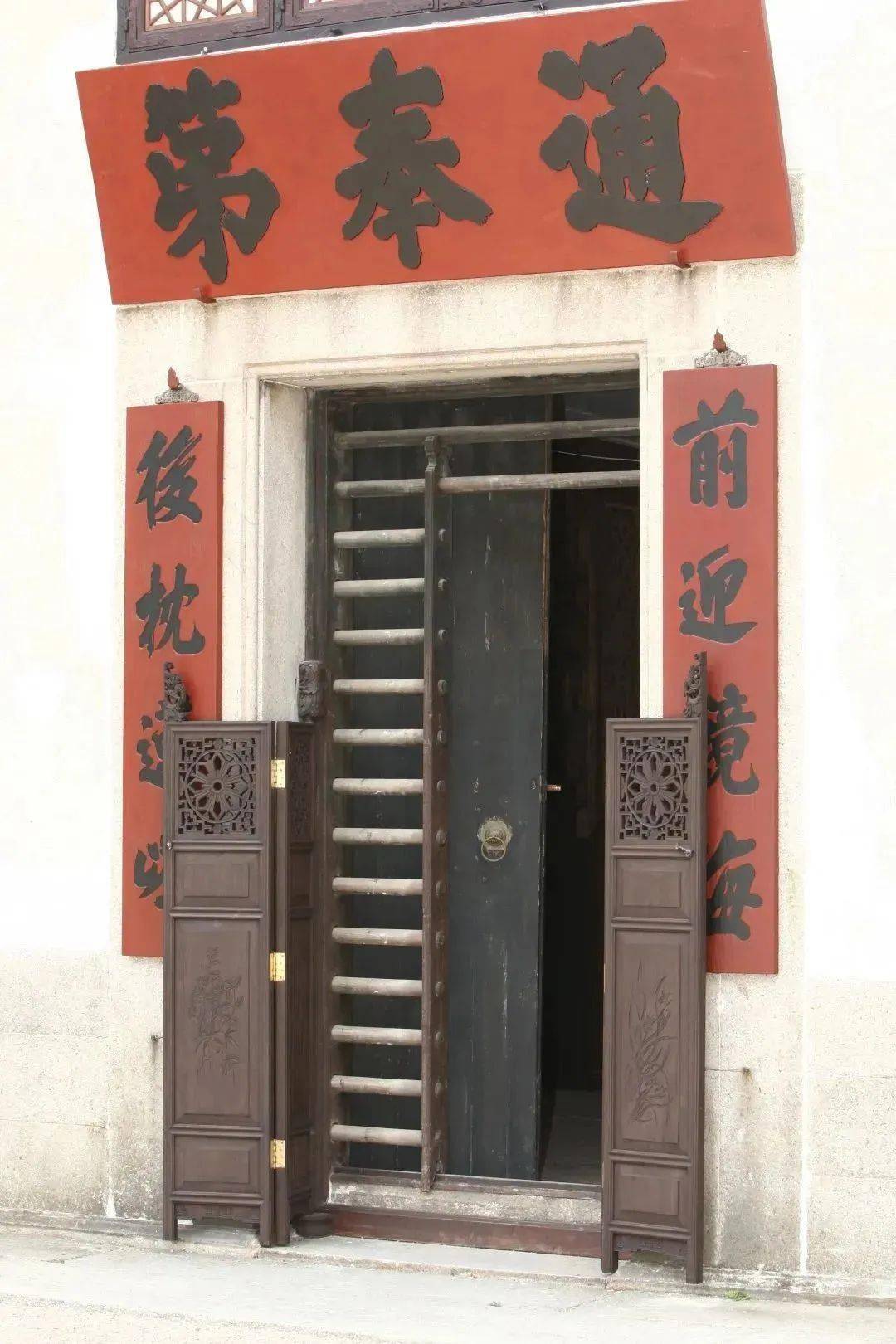 通奉第牌匾趟栊门02郑家父子当时都有官职,访客前来拜访主人时要在廊