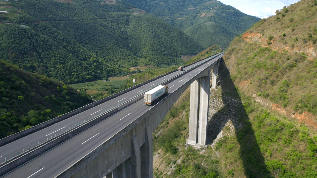 天候高速公路在石屏县境内分别由鸡石高速公路与石红高速公路组成.