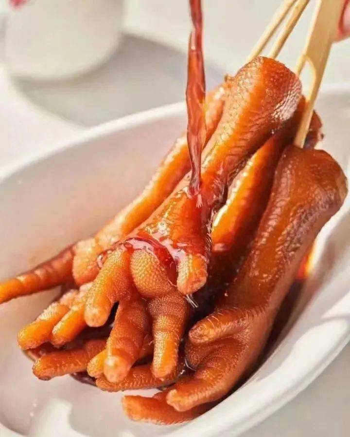 让人吮指回味的豉油皇鸡脚鸡脚精挑细选超大只卤过之后甘香嫩爽,弹牙