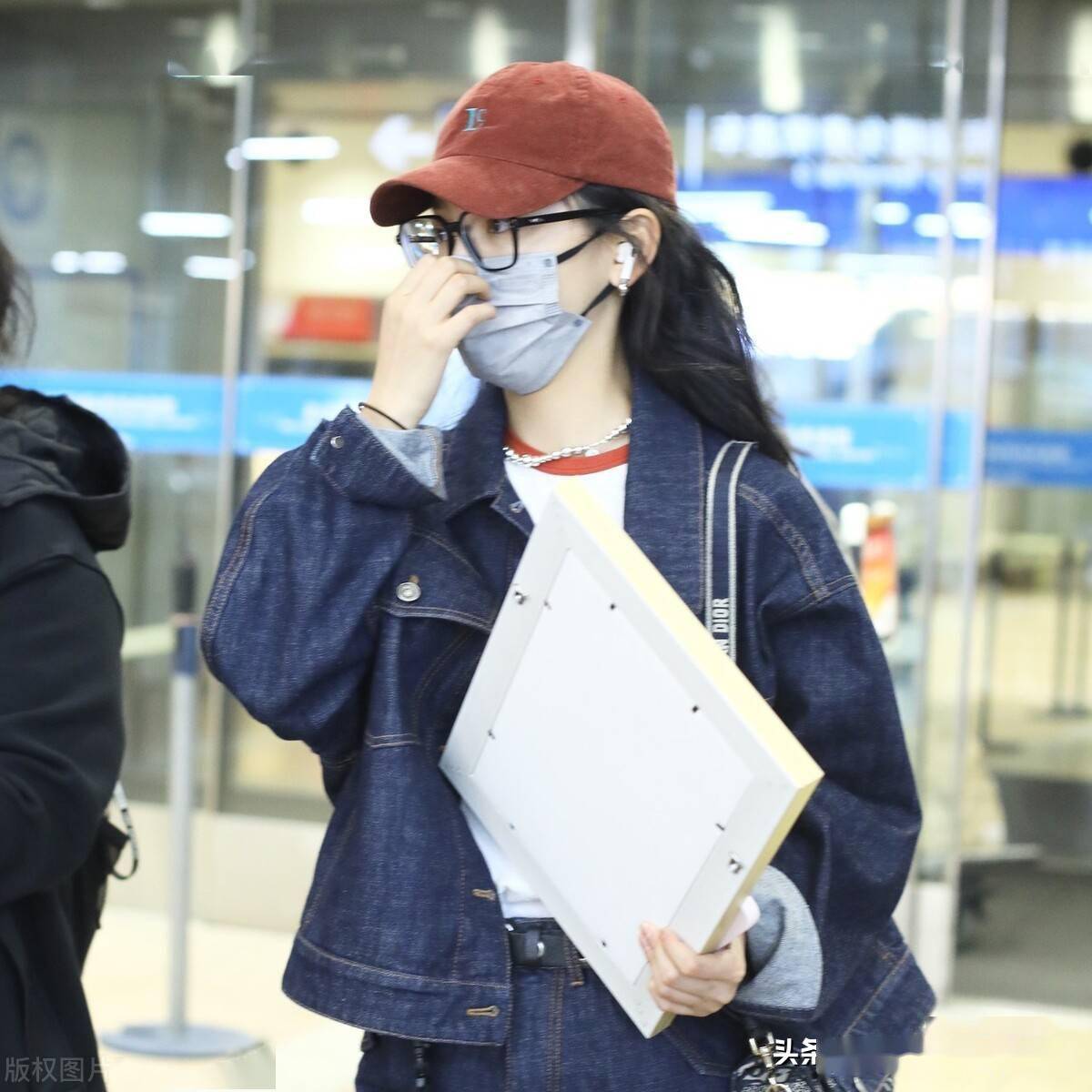 章若楠身穿牛仔套装现身机场戴棒球帽气质好
