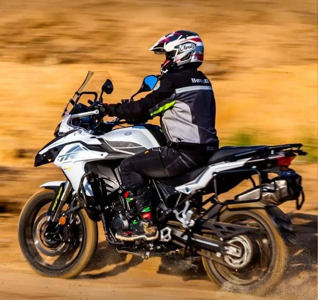 45800元贝纳利trk502x更新铝合金后摇臂电加热把手胎压监测等多项升级