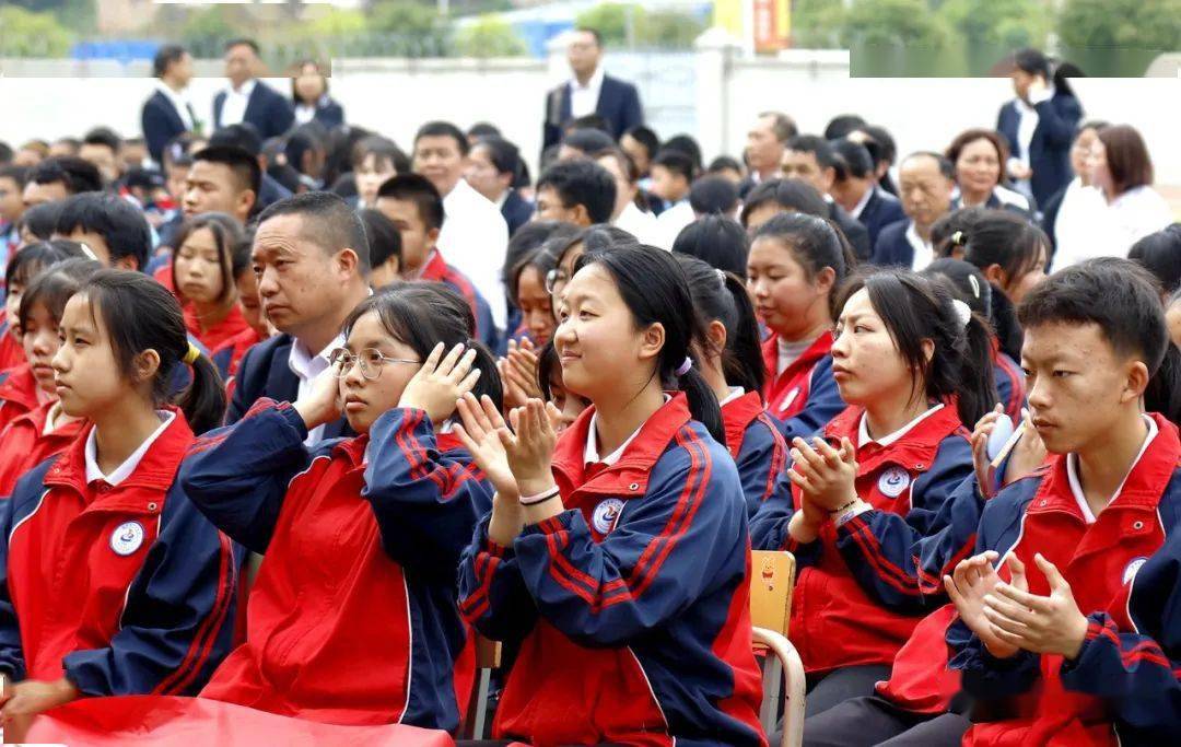 聚焦踔厉奋发不负梦想施秉县第二中学迎中考誓师大会