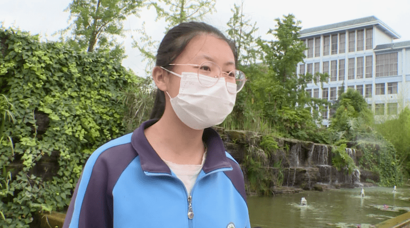 砚山县第一中学 高三14班 卢莲萌日前,记者来到砚山县第一中学采访时