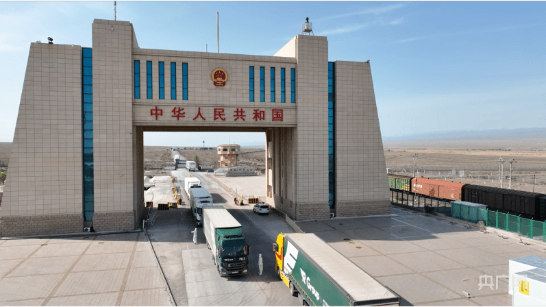 阿拉山口口岸实现中哈陆路联运甩挂模式双向运输
