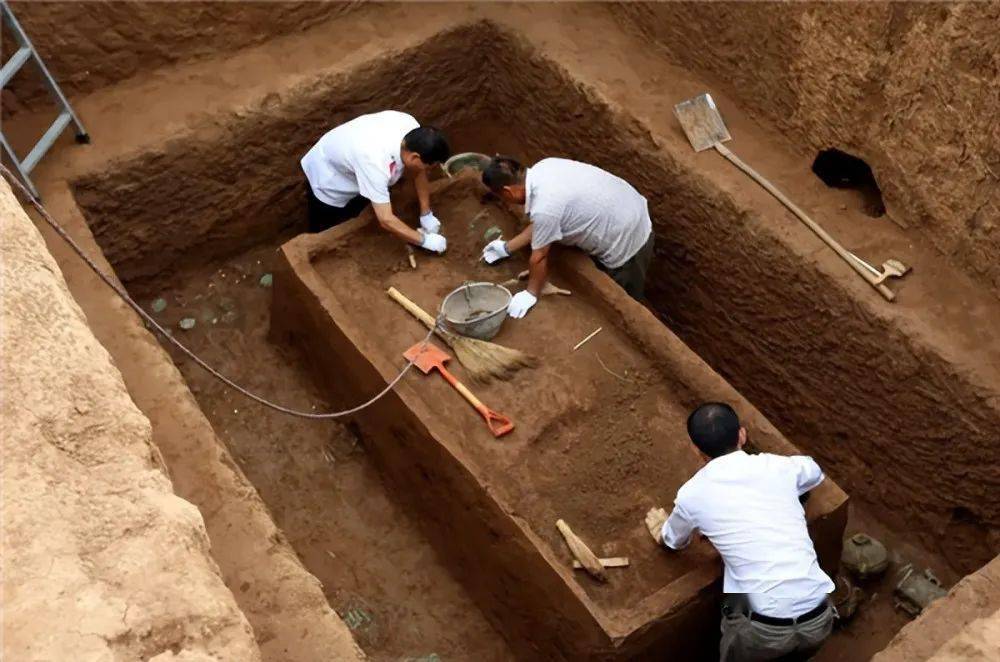 内蒙发现清代女子大墓,身穿龙袍240年不腐,她是谁