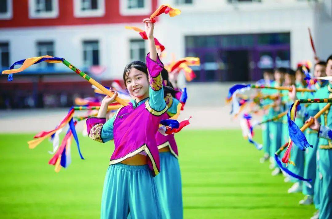 非遗在四平柒花棍翻飞人欢快舞出健康与豪迈