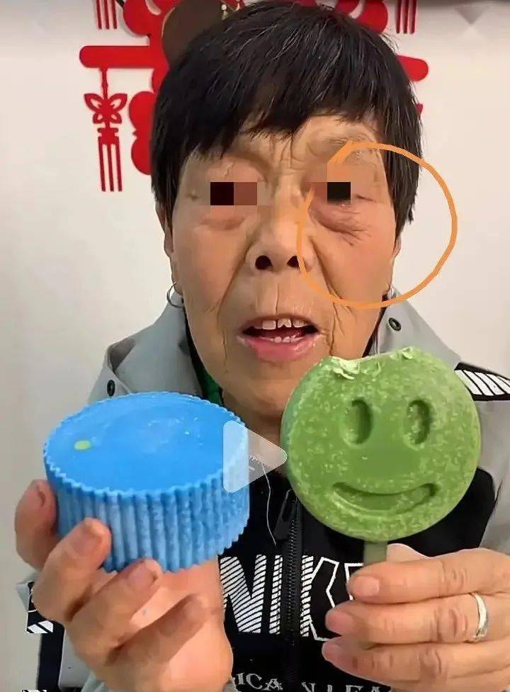 一个老奶奶,吃东西的时候眼睛里还泛着泪花,真的看得人揪心.