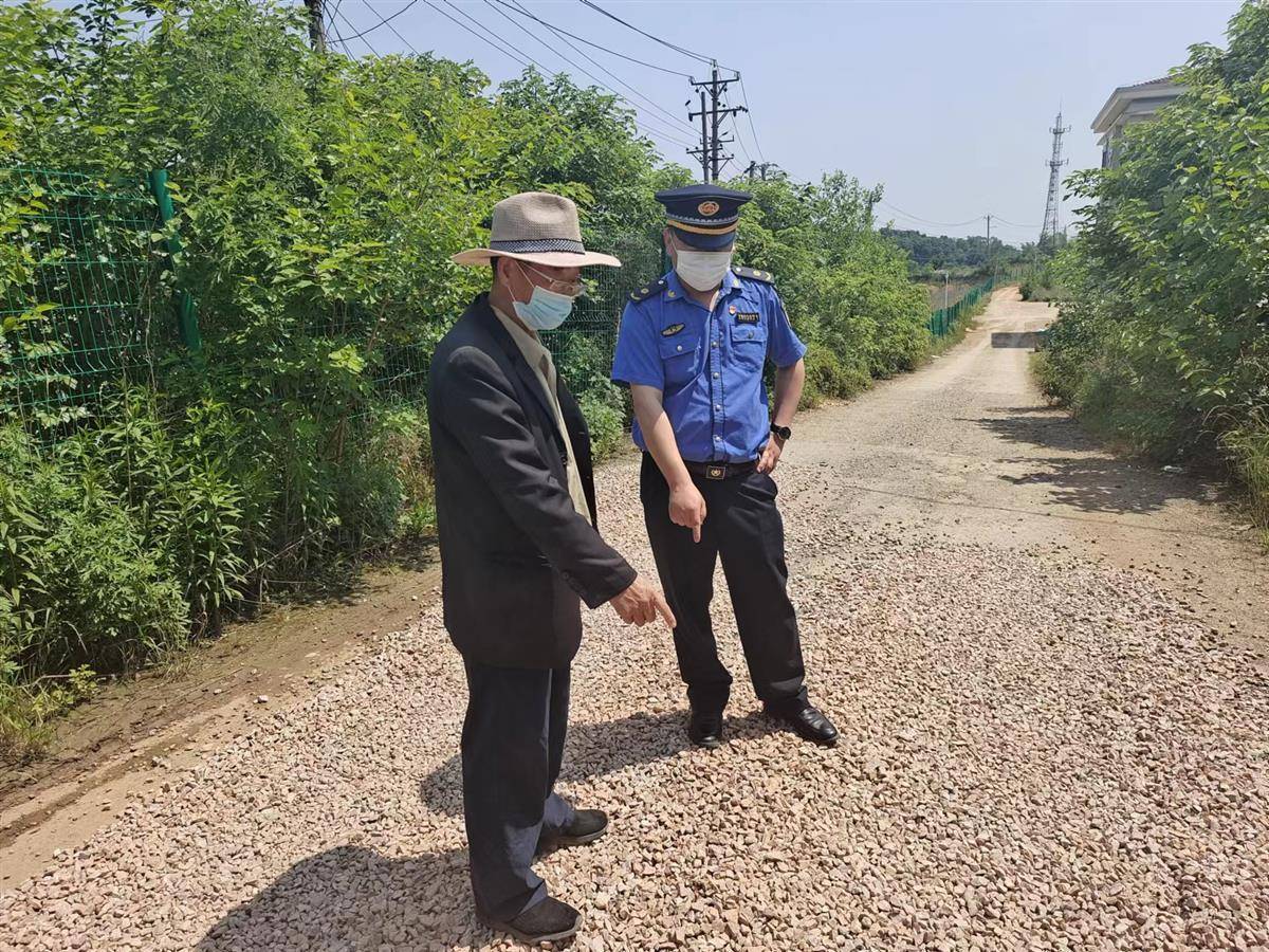 百米村道有20多個坑城管運來砂石鋪平村民回家路