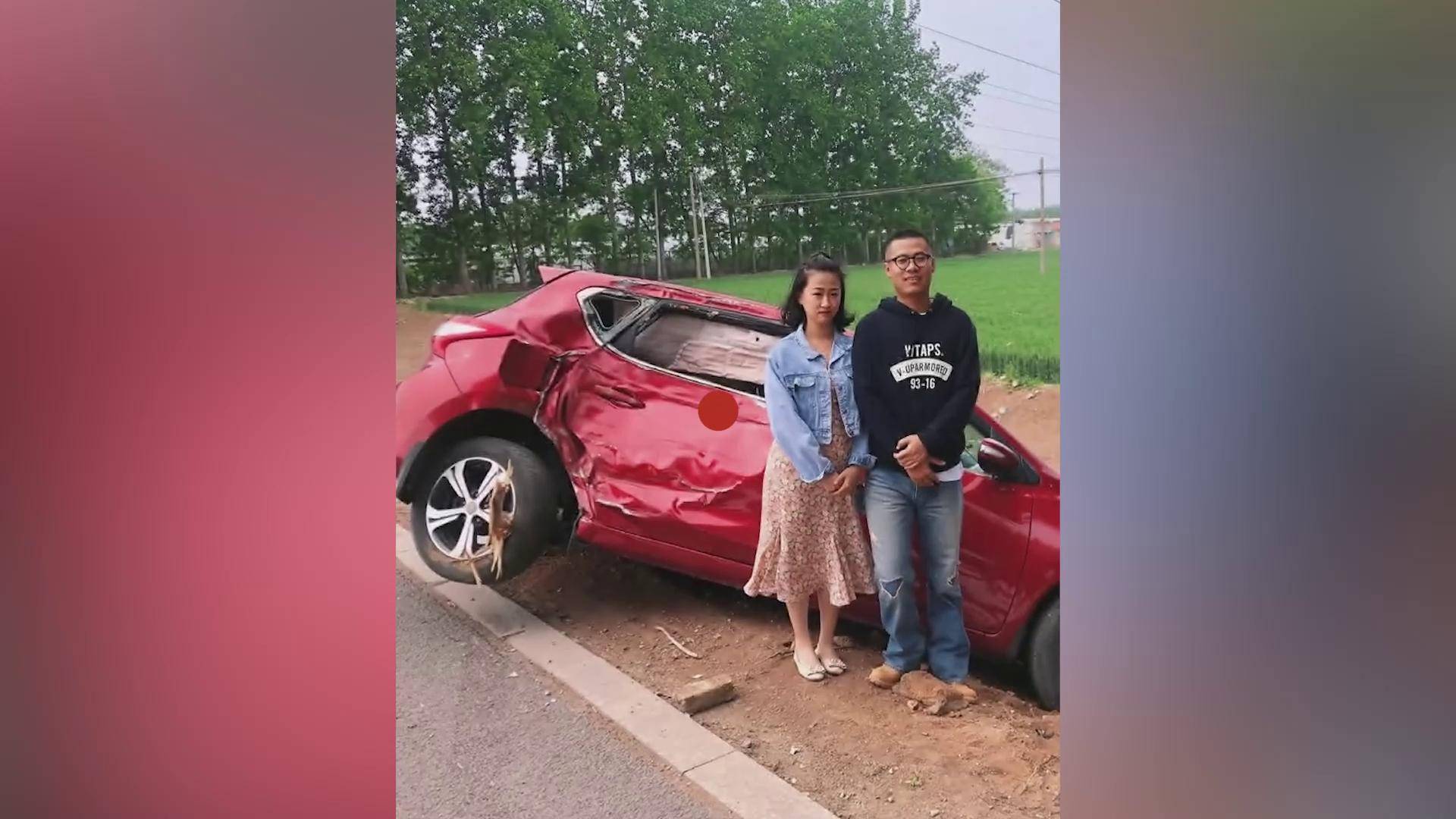 山东一夫妻车祸后现场合影留念当事人人没事已经是万幸