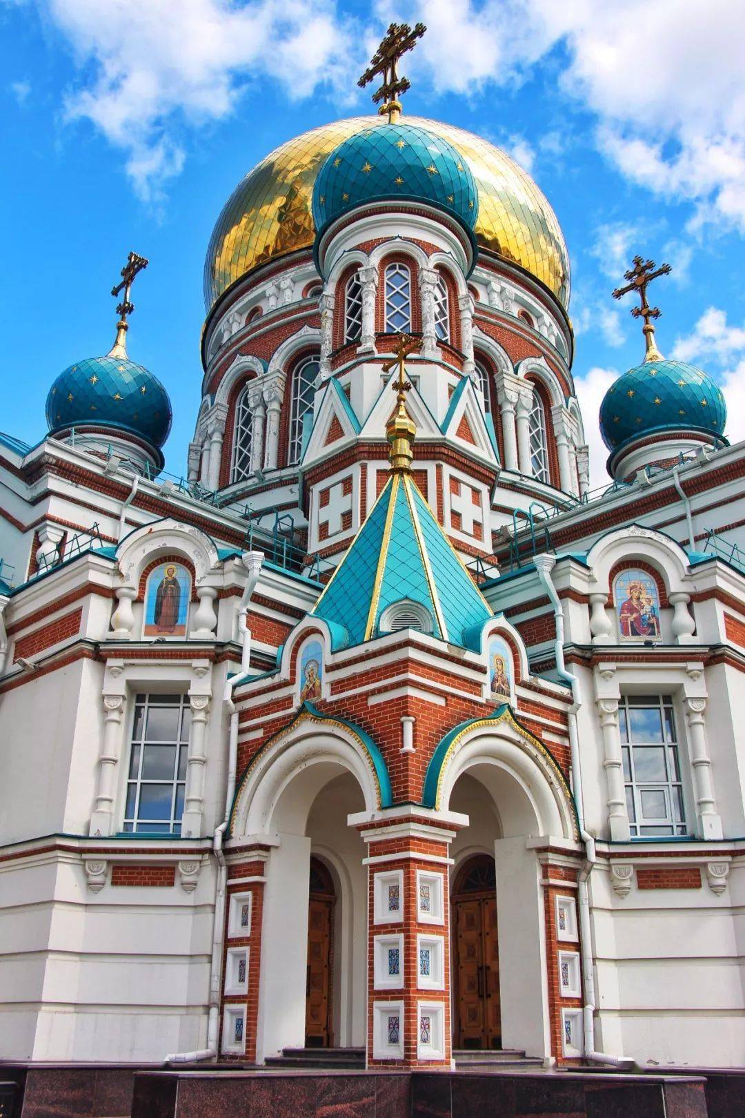 教堂广场上快步走过的俄罗斯女郎鄂木斯克的这座教堂确实很漂亮,她