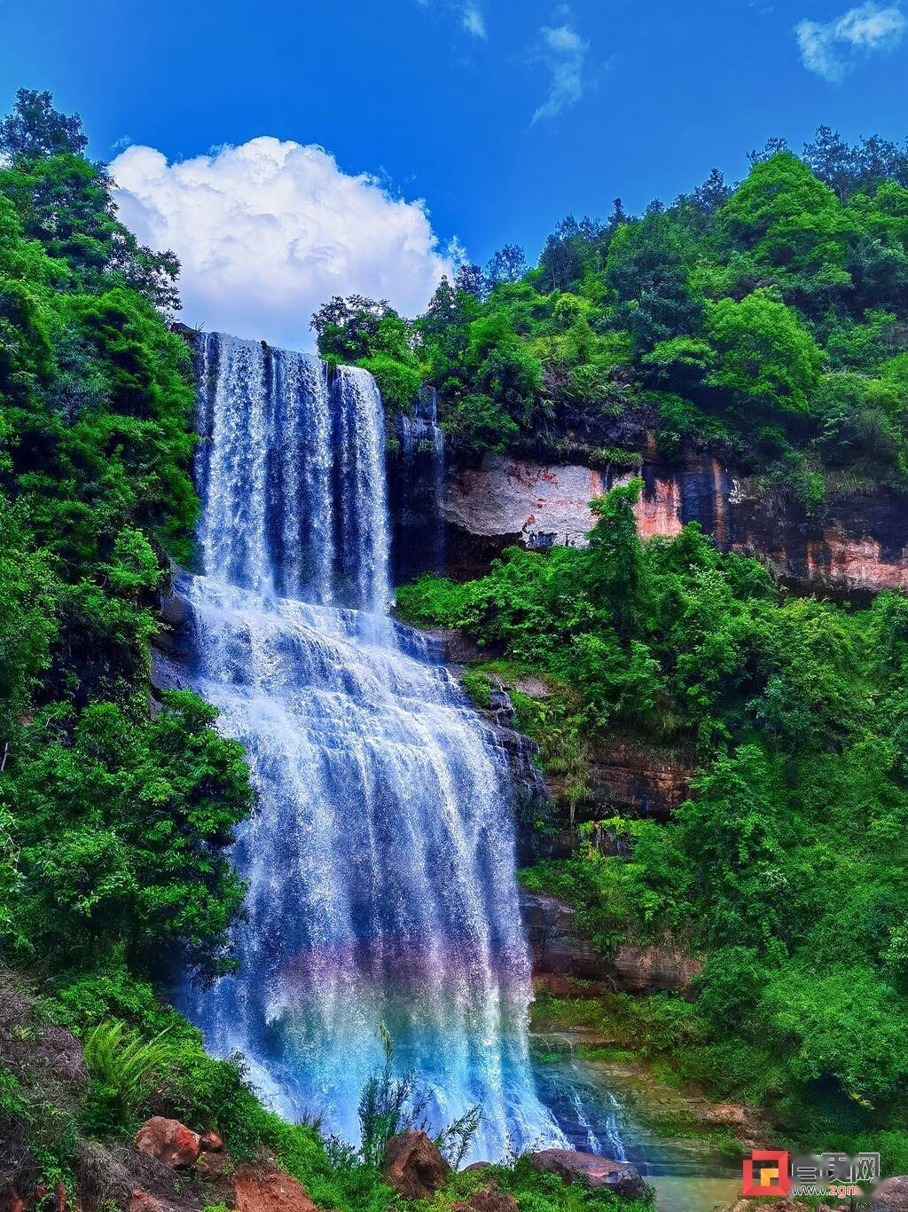 富顺县李桥镇崖堑沟瀑布