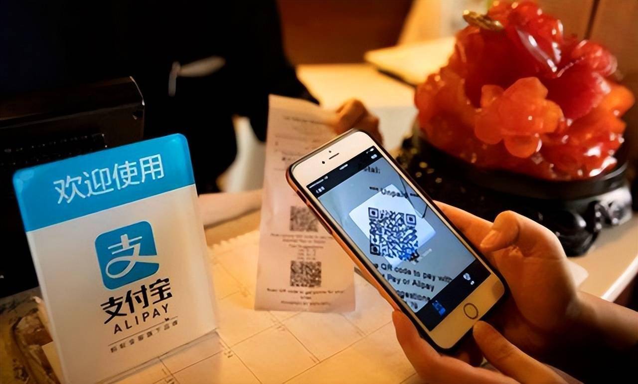 上的商店结账柜台上几乎清一色地摆放着写有"支付宝"三个大字的二维码