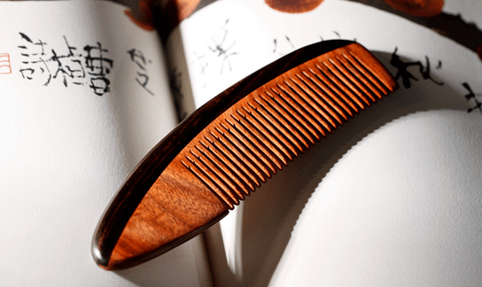 "古代女子出嫁前也有梳头的习俗,所谓"结发为夫妻,恩爱两不疑",梳头