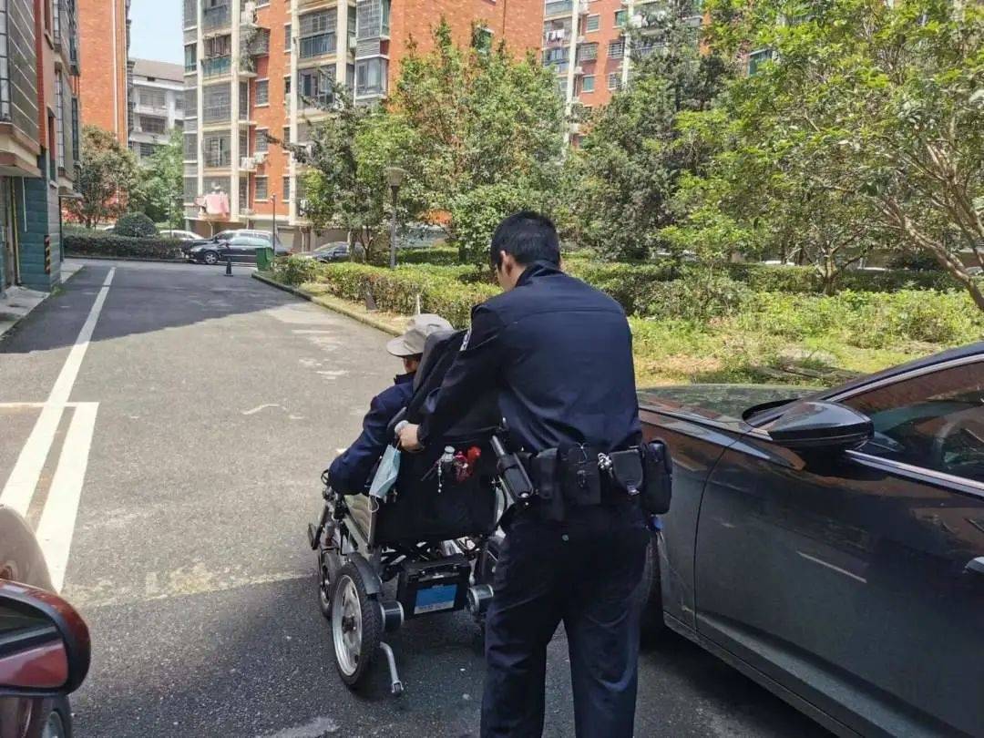 【我为群众办实事】九旬老人外出晒太阳迷路 桃江民警平安送归电动轮椅信息小区 5402