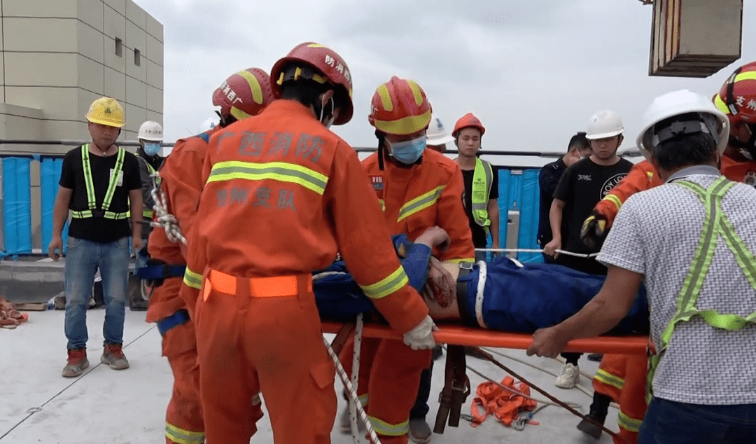 富川4人被困百米塔吊