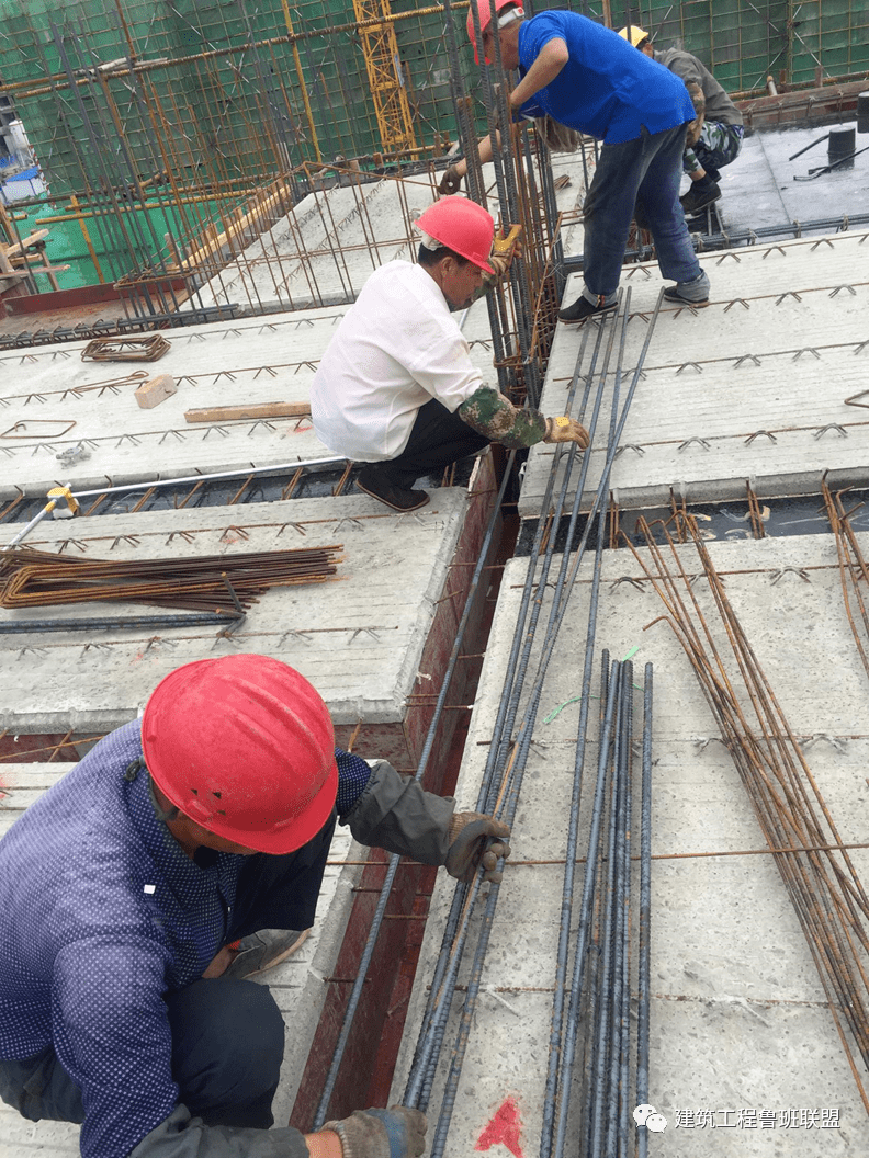 叠合板桁架下方,避免了线管踩踏,保护了线管又能保证地面浇筑完成后不