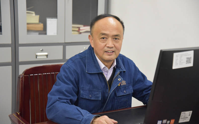 不负韶华 不辱使命_刘维望_汇报工作_车间