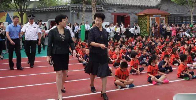 51上私立全网独家报道正泽学校第一次开学的场景,图为李烈校长进入