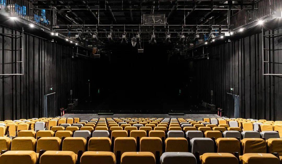 《寄生虫》导演:孟京辉剧目:《等待戈多》来自2021阿那亚戏剧节剧照