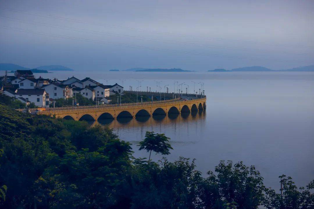 島,東山景區主線西起古鎮光福