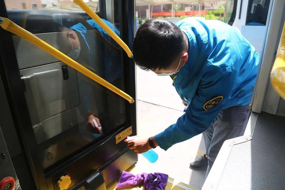 【清洁公交设施 擦亮城市名片】市公交公司全面开展公交车辆"大清理