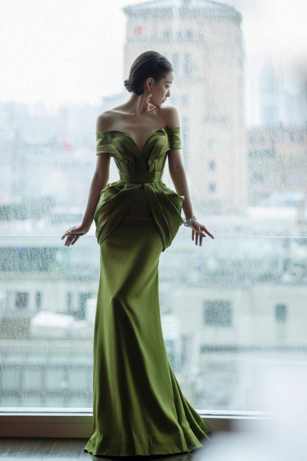 33岁倪妮晒紧身衣运动照蜜桃臀大长腿太瞩目侧腰镂空零赘肉好绝