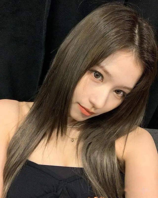 平滑肩部曲线性感美女twice成员sana晒近照展现致命美感