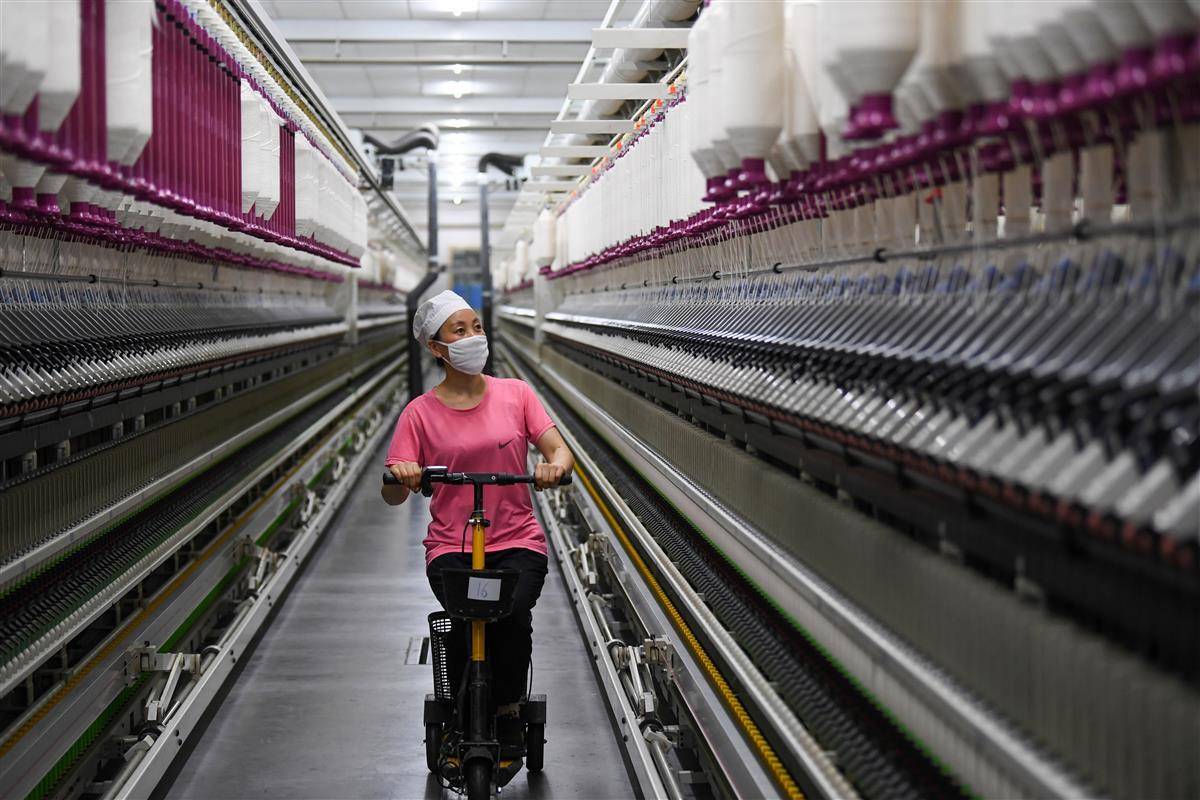 纺纱工骑电瓶车巡线_棉纱_设备_田悦