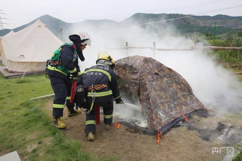 户外露营“火”出圈 消防模拟实验送上“安全锦囊”