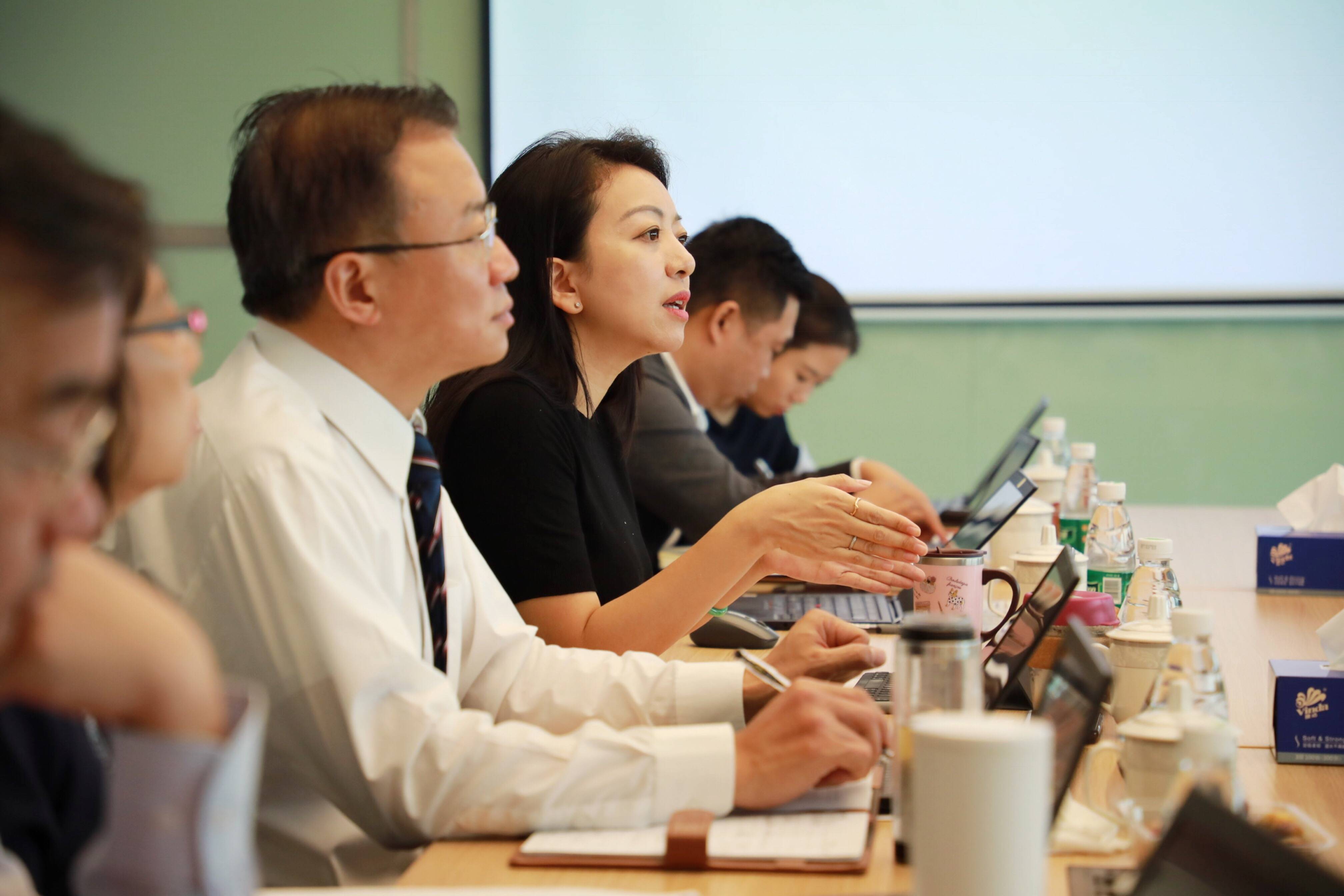 陈丹霞则是陈凯臣长女,主要负责立白在美妆,家居,个人,宠物护理的战略