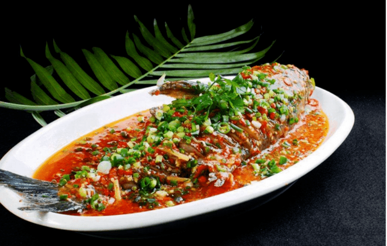 锅巴鲫鱼这道菜里的锅巴是指鱼的表面被炸至酥脆而形成的酥皮成品口感