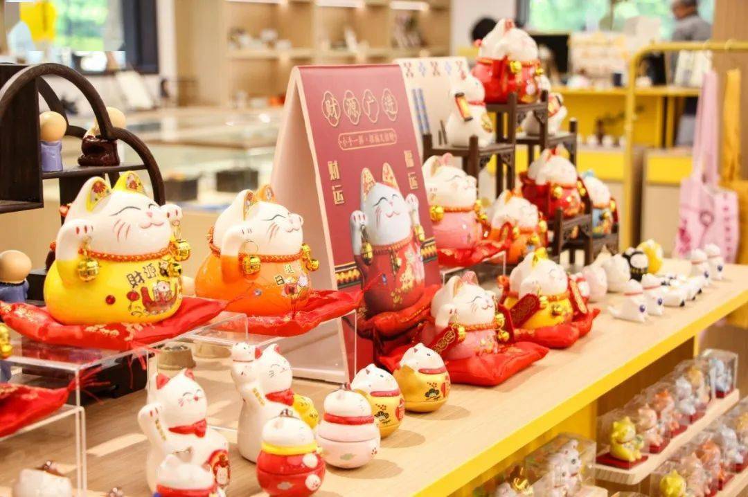 如"白蛇q传"等系列旅游文创产品,丰富了游客的游览体验,填补了5a景区