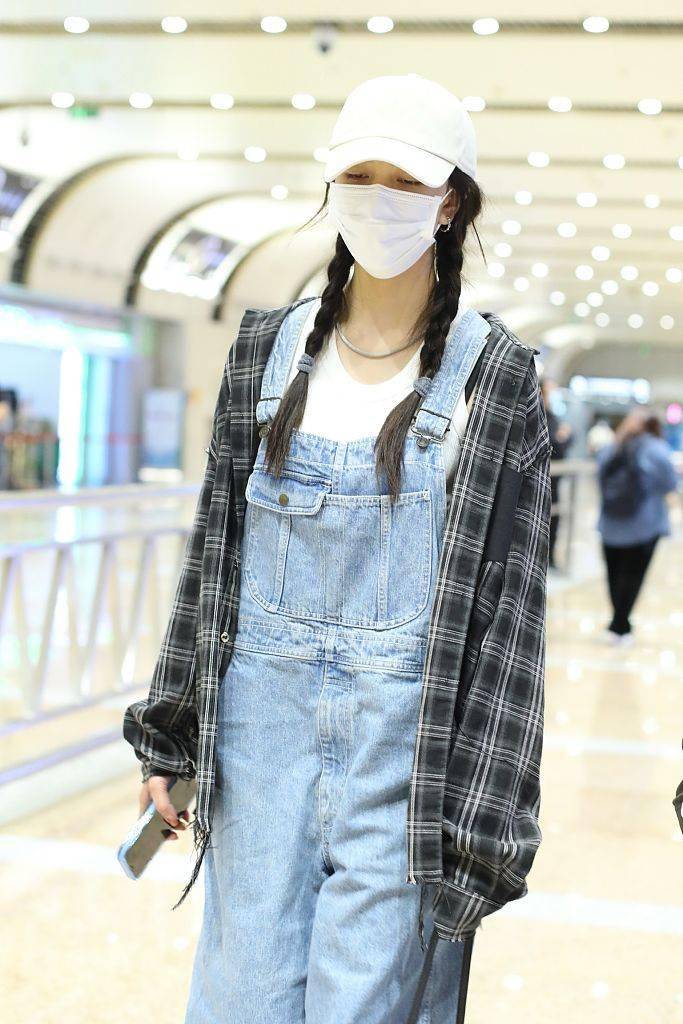 宋妍霏扎双马尾麻花辫俏皮可爱穿减龄牛仔背带裤美回18岁