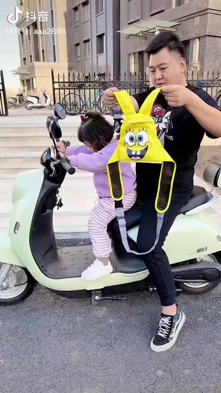 和小鱼儿家居一起合拍骑电动车带孩子太不安全了还好宝爸买了这个安全