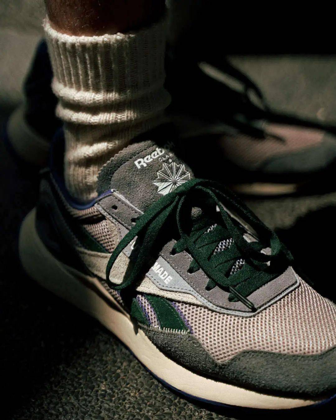 reebok 寄了一双全白色的 prototypecl legacy az 给我就跟我说要不