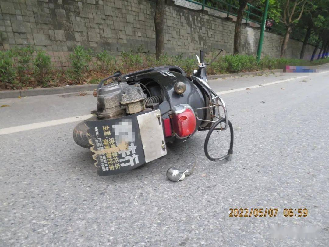 经查,陈某无证,醉酒后驾驶未年审摩托车上路行驶,且未戴头盔,是造成