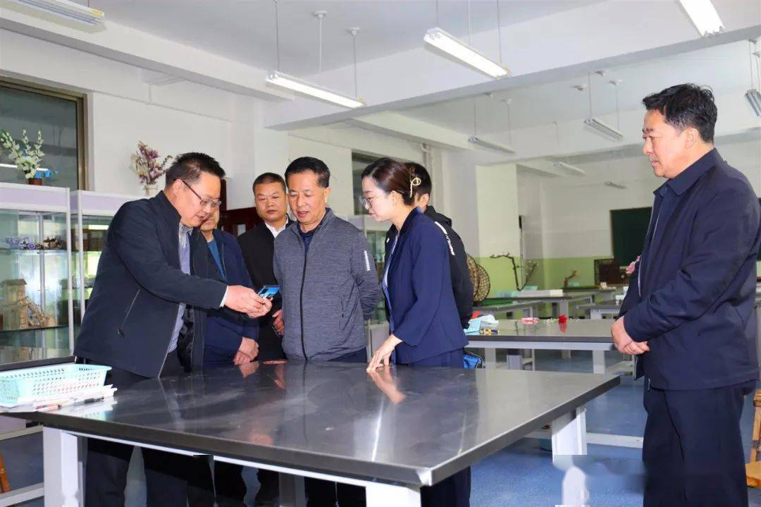 冯醒民调研礼县城区学校布局,职业教育及疫情防控工作