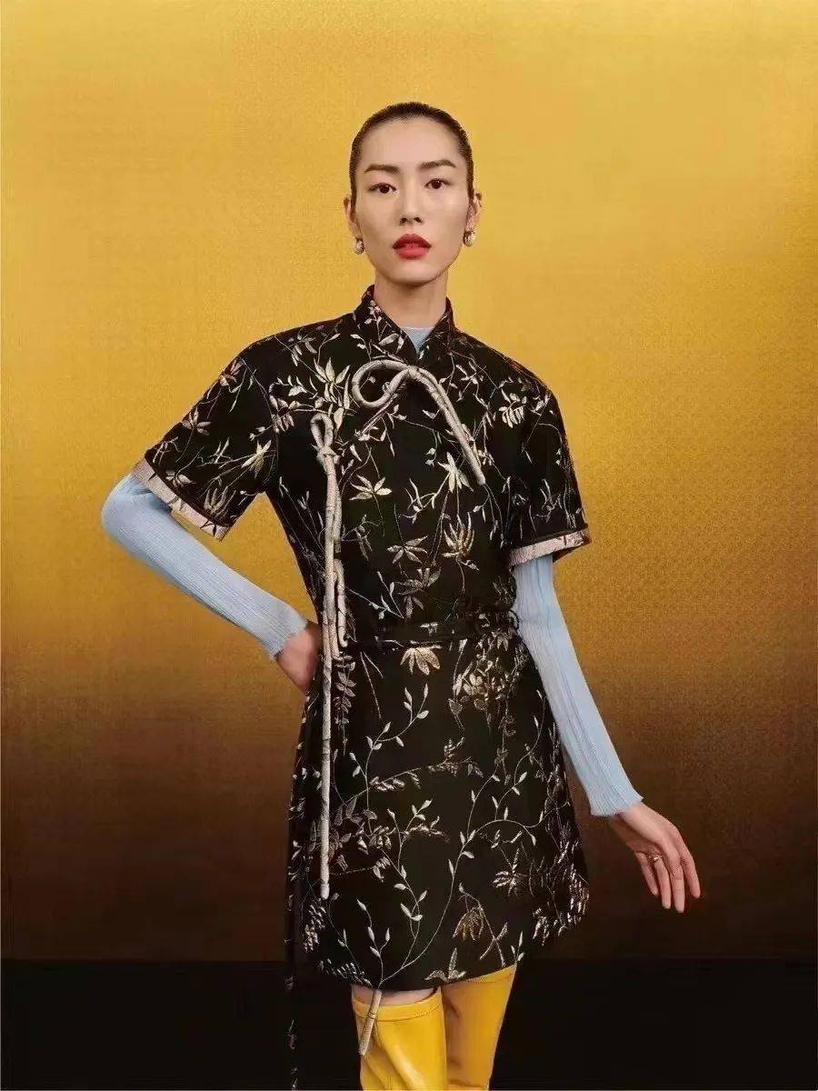 前段时间大表姐刘雯就穿了一件传统小立领旗袍,搭配国风金色提花竹纹