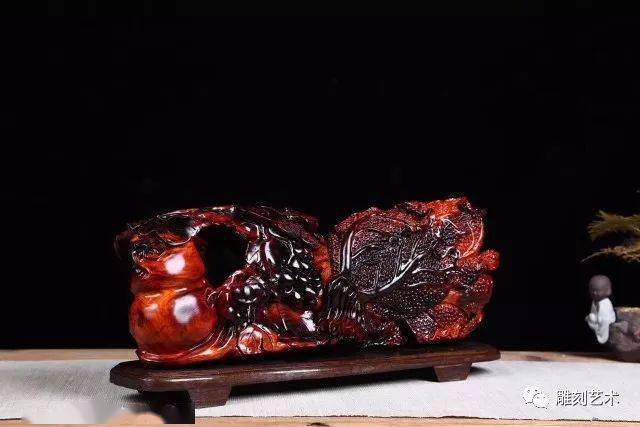 张弛有度的大红酸枝雕刻成的木雕魅力无限