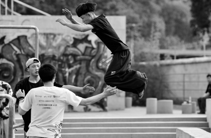 小众体育跑酷运动城市疾走路过天空