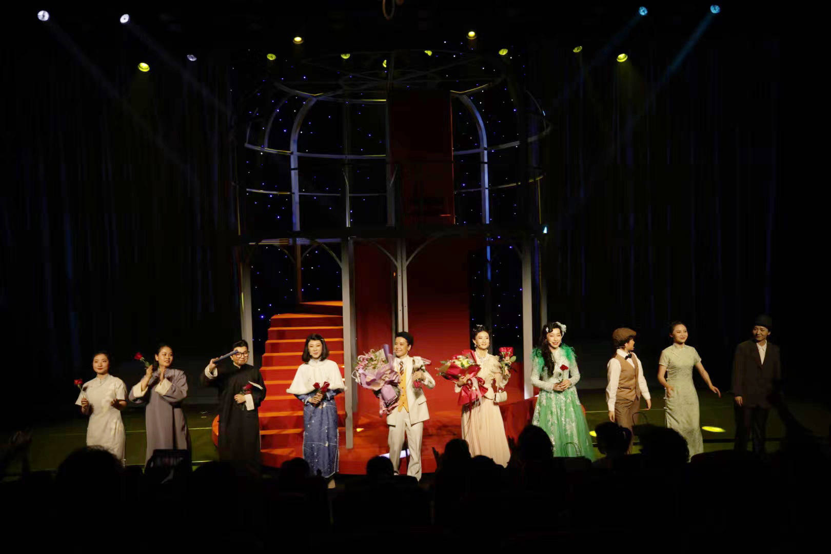 "520"开箱上演《金粉世家》,大华大戏院百日焕新华丽变身_观众_演出